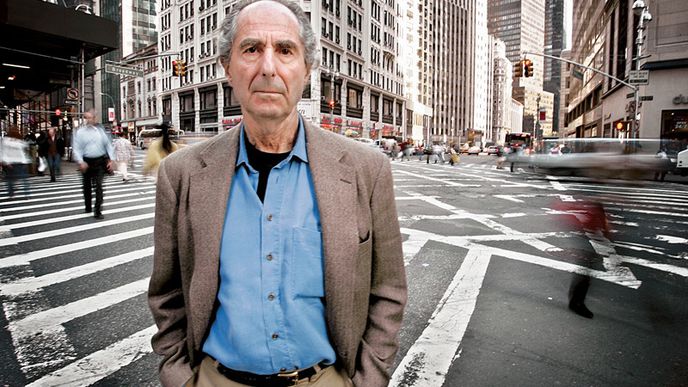 PHILIP ROTH děj svých próz často zasazuje do Newarku v New Jersey. Zde ovšem pózuje fotografům v nedalekém New Yorku.