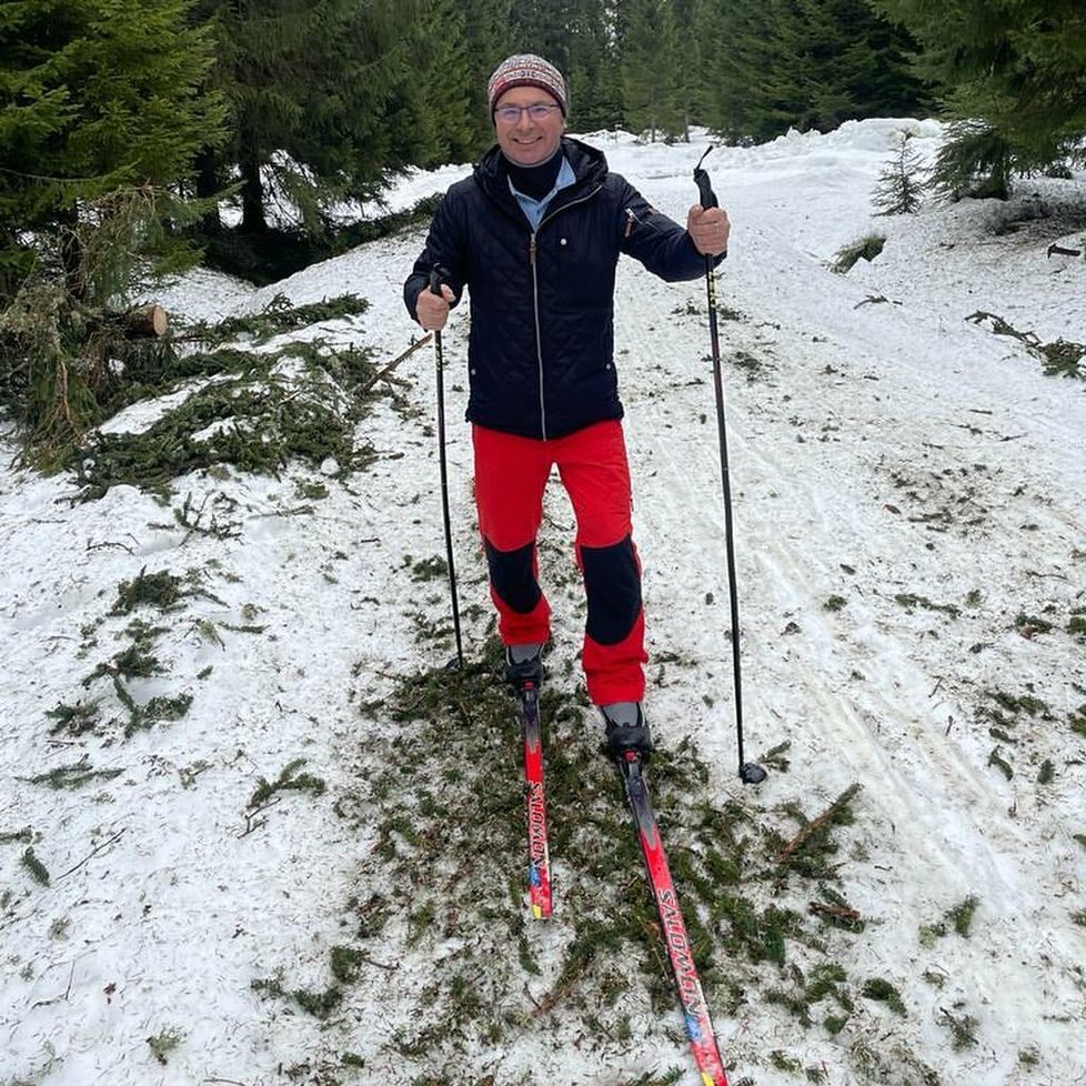 Tom Philipp (KDU-ČSL) s manželkou na běžkách i sjezdovacích lyžích.