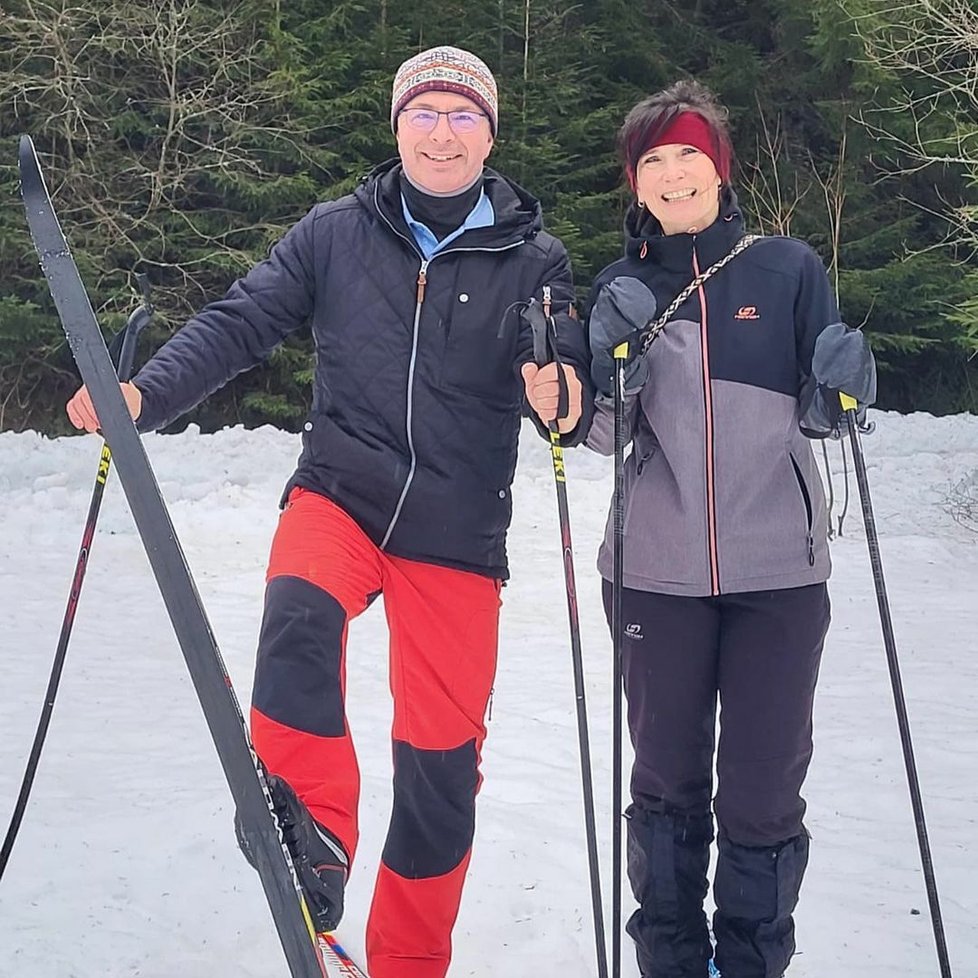 Tom Philipp (KDU-ČSL) s manželkou na běžkách i sjezdovacích lyžích.