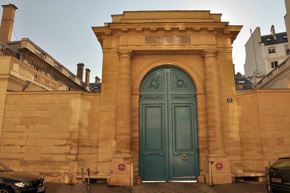 Philippe Pozzo di Borgo bydlel v tomto paláci v Paříži.