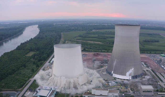 Energiewende v plném proudu: Podívejte se na odpal chladicích věží jaderné elektrárny Philippsburg