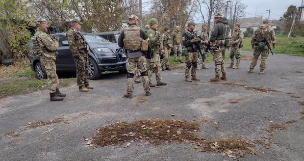 Čecha zraněného na Donbase převezli do Kyjeva: Kvůli vážnému stavu není možný transport domů