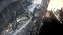 Hasiči zasahují na místě pádu letounu v Karáčí