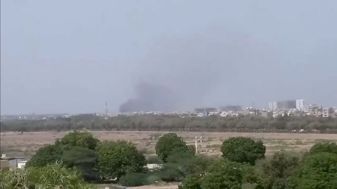 Z místa pádu letounu aerolinek PIA v Karáčí stoupá dým