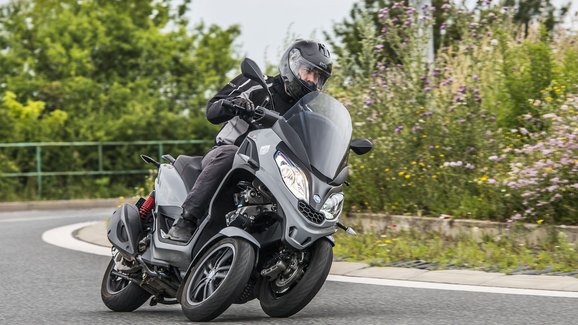 Piaggio MP3 300 HPE Sport: Když jsou dvě málo a čtyři moc