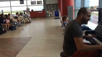 Cestující na pražském letišti zažili improvizovaný koncert nadaného klavíristy