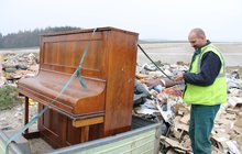 Nástroj z roku 1870 ležel na skládce: Našli vzácné pianino! 