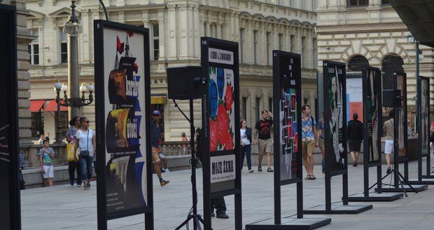 U Národního divadla vystavili plakáty od emigranta. Cílem je ukázat klady uprchlíků