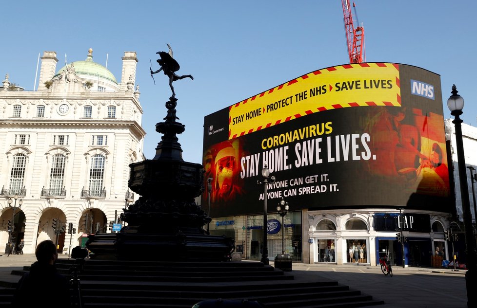 Na britském náměstí Piccadilly Circus je místo obvyklých reklam zpráva národní zdravotní služby &#34;Zůstaňte doma. Zachraňte životy.&#34; (19. 4. 2020)