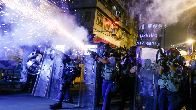 Policie v Hongkongu 14. srpna zasahovala  slzným plynem proti demonstrantům požadujícím větší demokratičnost politického systému.