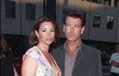 Pierce Brosnan s manželkou Keely Shay Smith v roce 1999