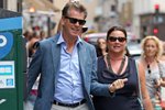 Pierce Brosnan se ženou Keely na romantické procházcce po Paříži.