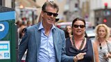 James Bond ve výslužbě: Pierce Brosnan tahal ženě tašky po Paříži