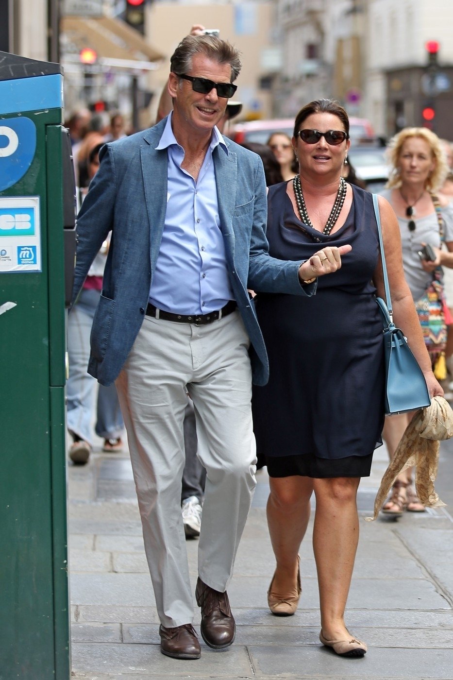 Pierce Brosnan se ženou Keely na romantické procházce po Paříži