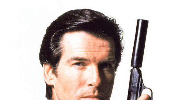 Představitel Jamese Bonda, irský herec Pierce Brosnan byl zatčen na letišti.