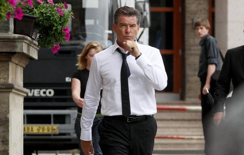 Agent 007 Pierce Brosnan je v Praze! Kvůli čaji