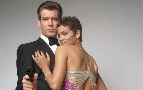 Pierce Brosnan - Milenek měl celkem třináct, tou nejslavnější byla kakaová Halle Berry.