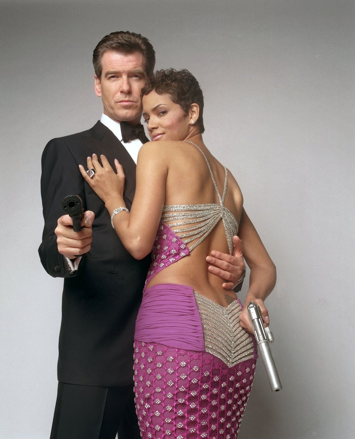 Pierce Brosnan a Halle Berry.