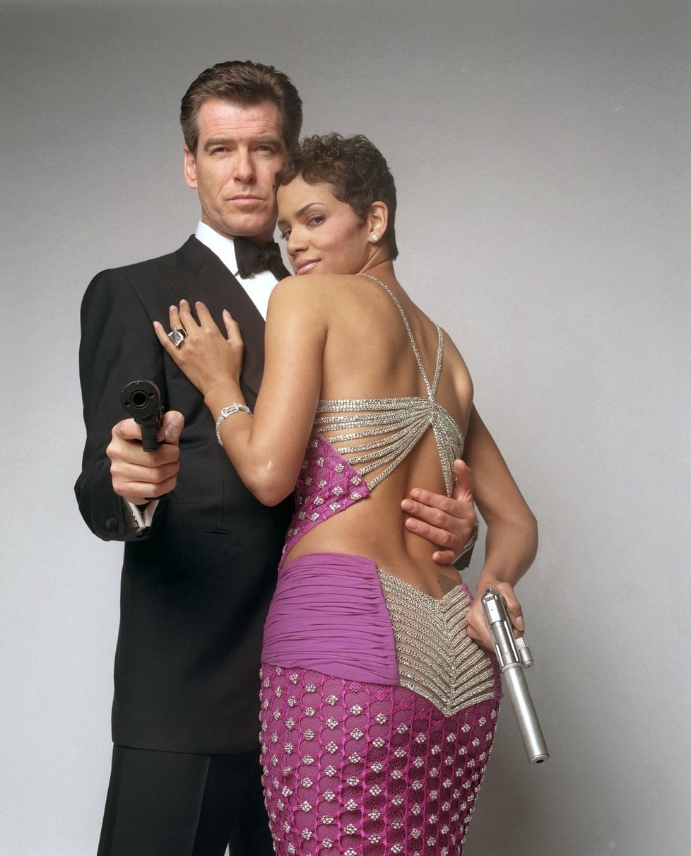 Pierce Brosnan - Milenek měl celkem třináct, tou nejslavnější byla kakaová Halle Berry.