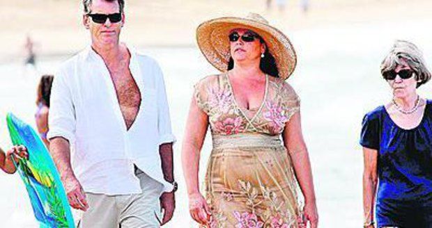 Pierce Brosnan se ženou tráví dovolenou na Havaji.
