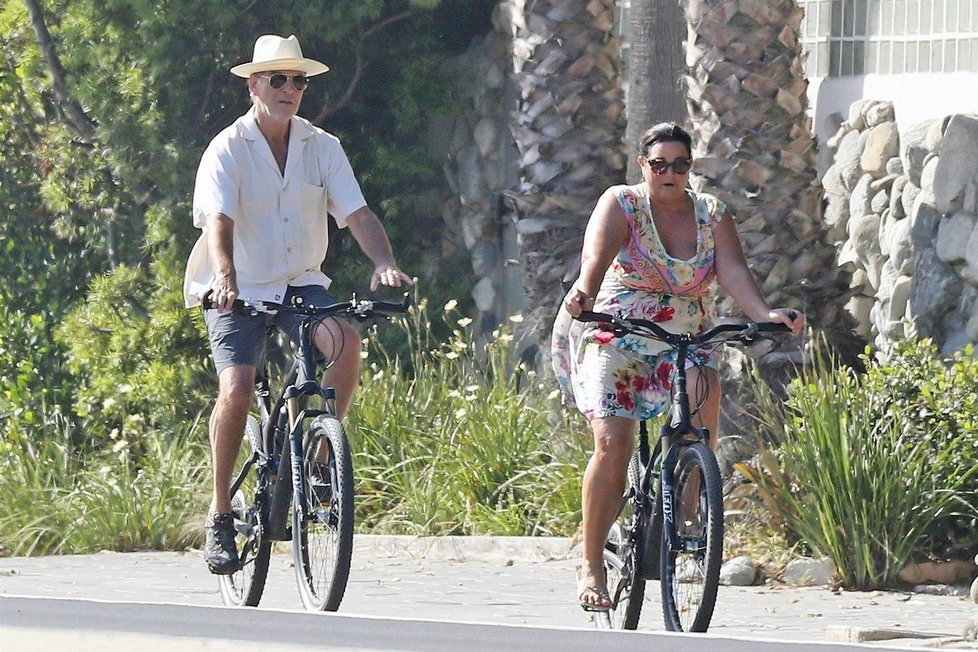 Pierce Brosnan se ženou milují vyjížďky po Malibu