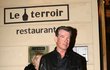 Pierce Brosnan před restaurací na Starém Městě zapózoval fotografům deníku Aha!.