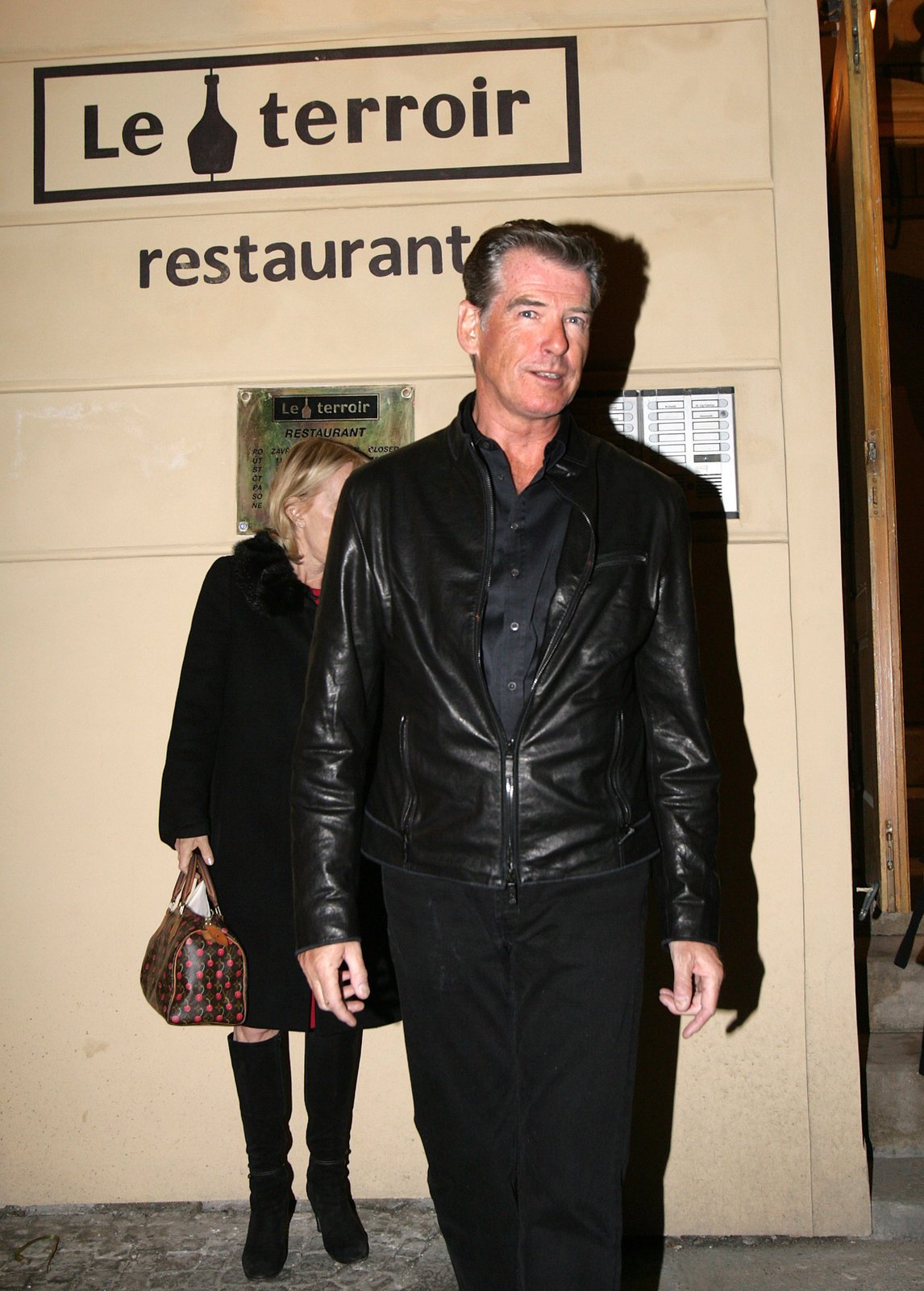 Pierce Brosnan před restaurací na Starém Městě zapózoval fotografům deníku Aha!.