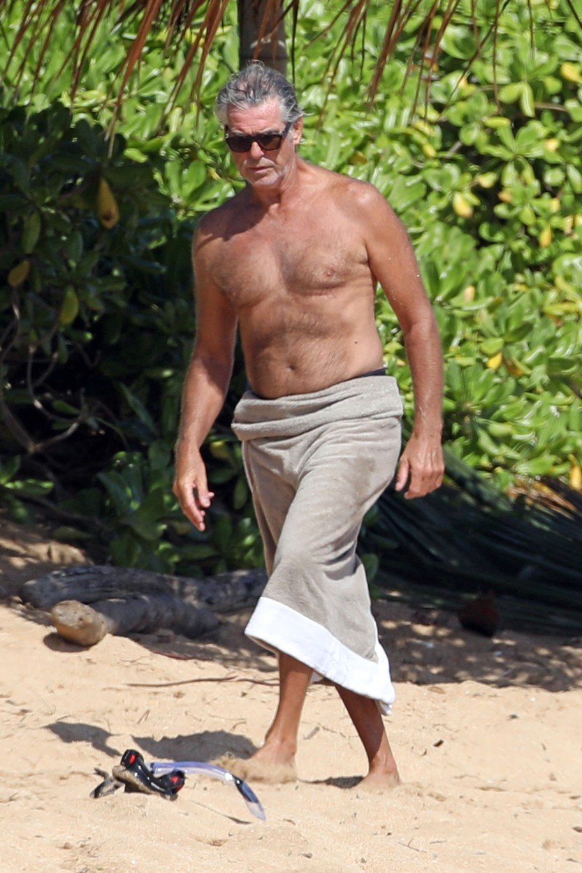 Vysekané tělo od 67letého Pierce Brosnana nečekejte. Přesto na svůj věk vypadá stále skvěle.