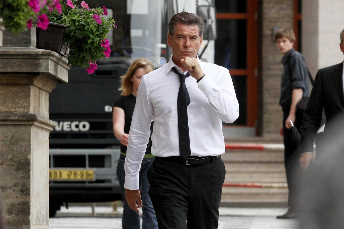 Pierce Brosnan jako James Bond v Praze.