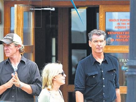 Pierce Brosnan vychází z pražského Muzea Franze Kafky.