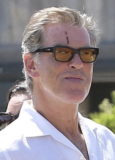 Pierce Brosnan s osklivou jizvou na čele.