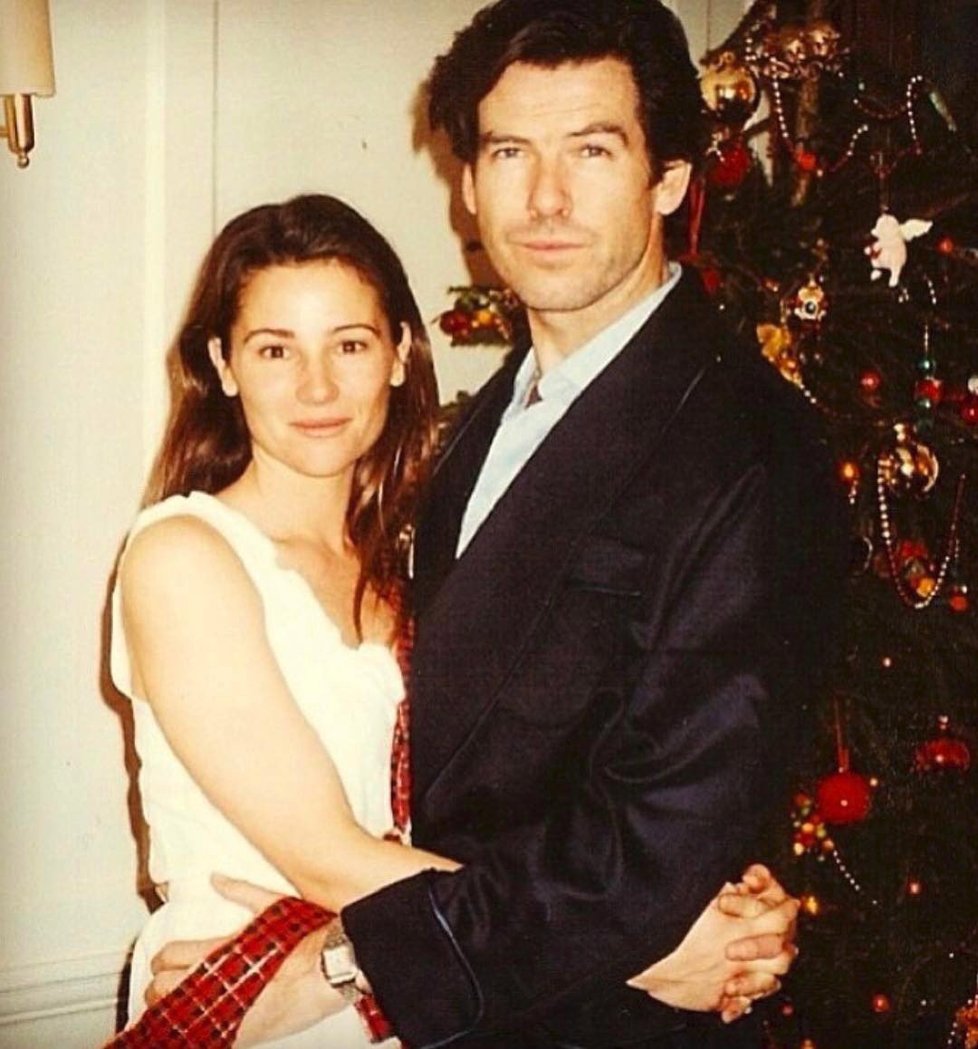 Pierce Brosnan s Keely v roce 1994, tohle byly jejich první společné Vánoce