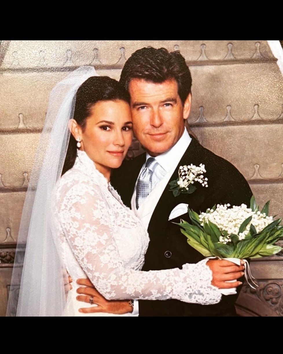 Pierce Brosnan se s Kelly oženil v roce 2001.