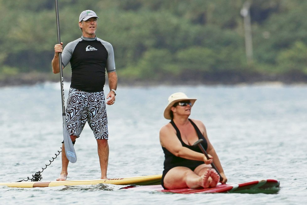 Pierce a jeho žena zkouší surfovat.