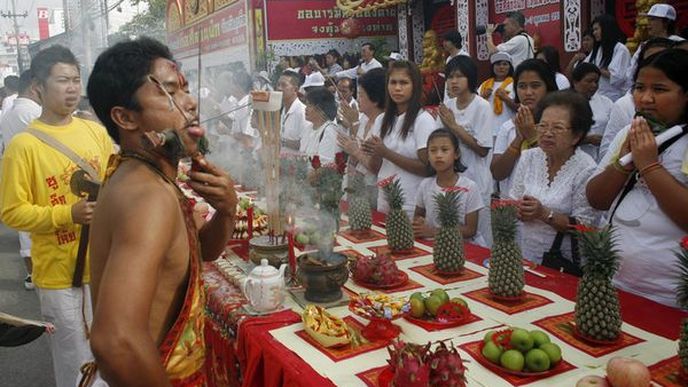 Rituály doprovázející vegetariánský svátek v Thaisku