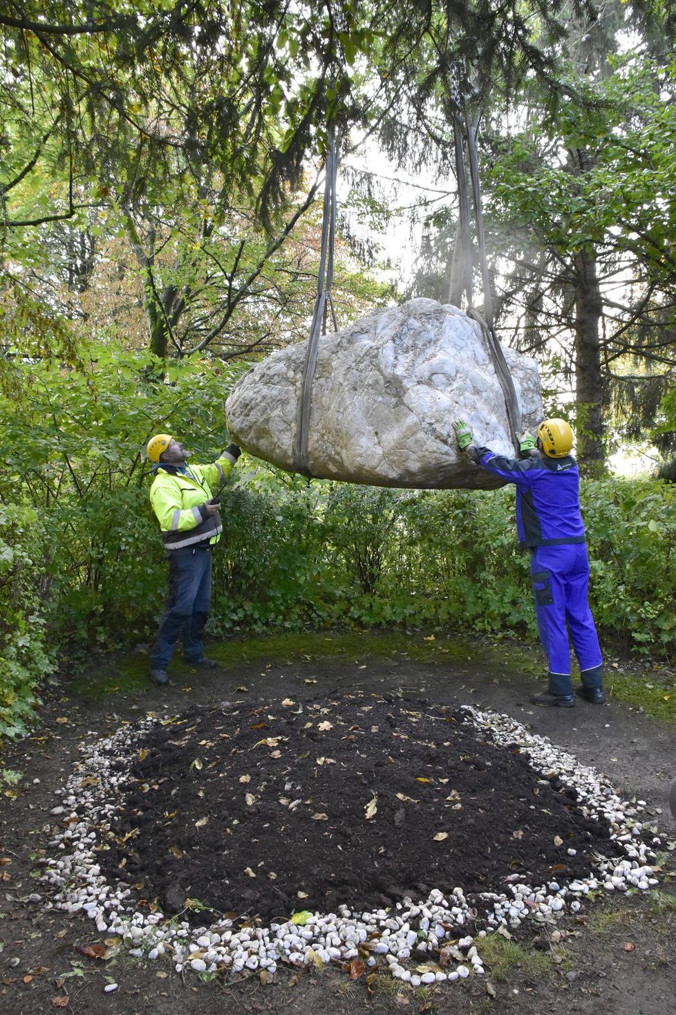 14. října 2016 - Hrob Pierra Brice připomínal jen obrovský šutr.