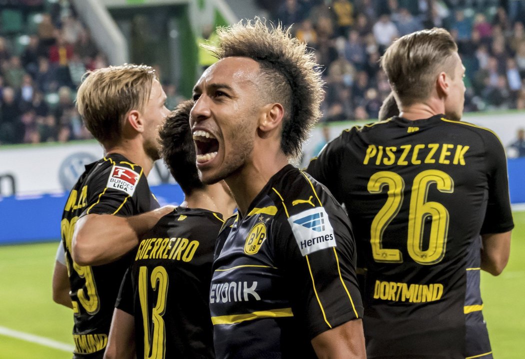 Útočník Dortmundu Pierre-Emerick Aubameyang dal Wolfsburgu dva góly