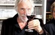 Pierre Richard připíjí na zdar pražské restaurace pojmenované podle první edice jeho vína Mon Rouge Pif, tedy Můj červený frňák.