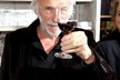 Pierre Richard připíjí na zdar pražské restaurace pojmenované podle první edice jeho vína Mon Rouge Pif, tedy Můj červený frňák.