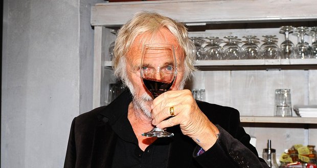Pierre vypije denně dva litry vína