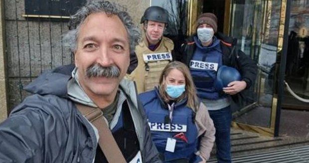 U Kyjeva zemřel kameraman americké televize, zasáhli ho Rusové. Jeho kolega přišel o kus nohy