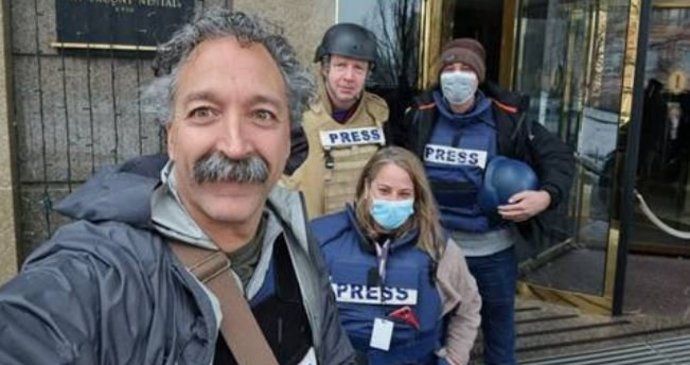 U Kyjeva zemřel kameraman americké televize, zasáhla ho palba Rusů. Jeho kolega je zraněný