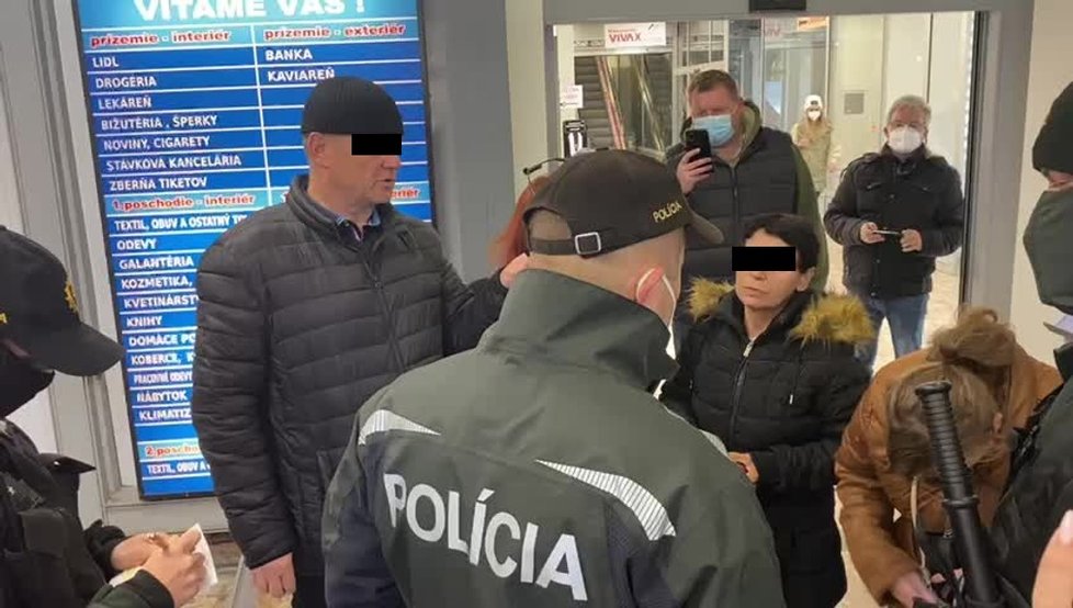 Jeden z mužů, kteří se kvůli rouškám poprali s policií, leží ve vážném stavu v nemocnici.