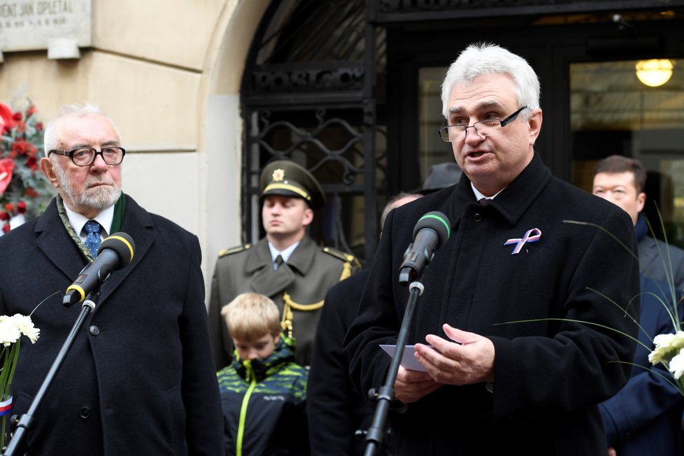 Předseda Senátu Milan Štěch hovoří při pietním aktu u Hlávkovy koleje v Praze, kde lidé 17. listopadu uctili památku padlých studentů z roku 1939. Vlevo je ústavní právník a předseda Hlávkovy nadace Václav Pavlíček.