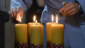 Za každého vojáka symbolicky zapálili jednu svíci.