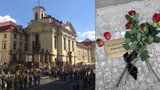 Před kostelem v Praze uctili parašutisty, kteří zabili Heydricha: Protektorátním hrdinům odhalili na chodníku kovové destičky