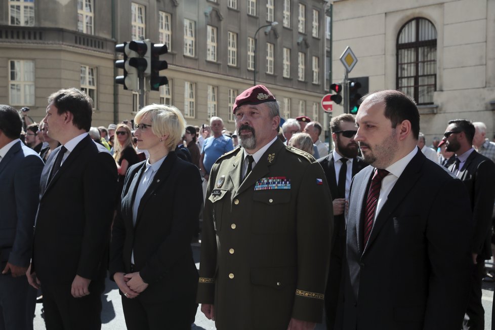 Vojáci, politici, veteráni i obyčejní lidé vzdávali úctu těm, kteří Čechy zbavili Reinharda Heydricha.