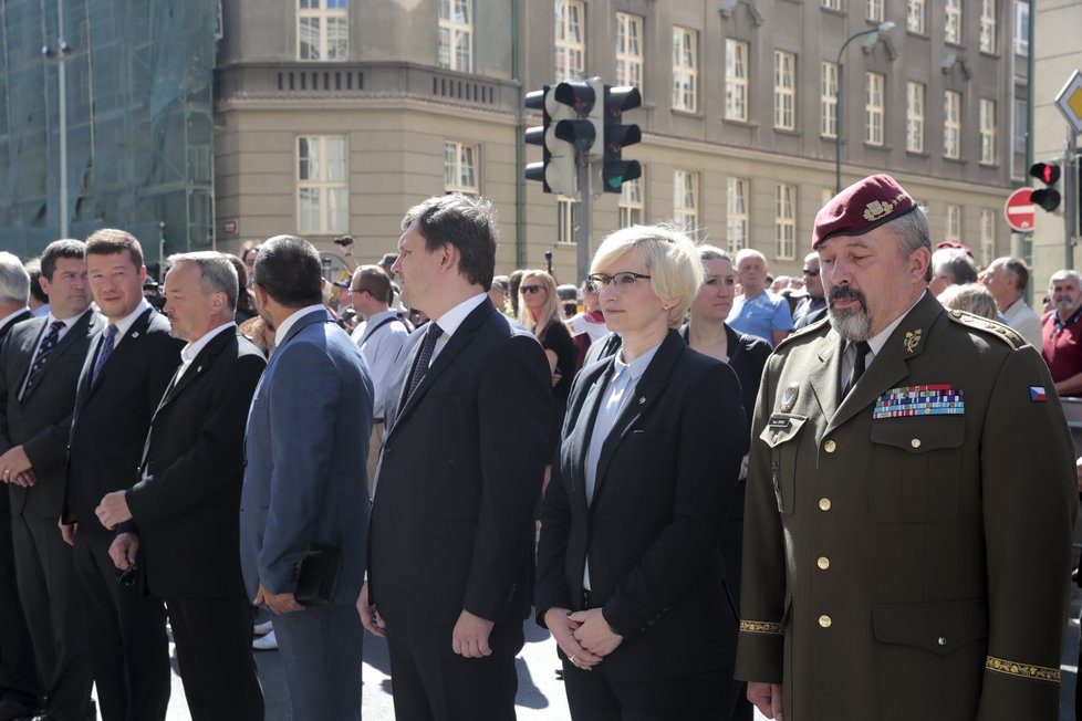 Vojáci, politici, veteráni i obyčejní lidé vzdávali úctu těm, kteří Čechy zbavili Reinharda Heydricha.