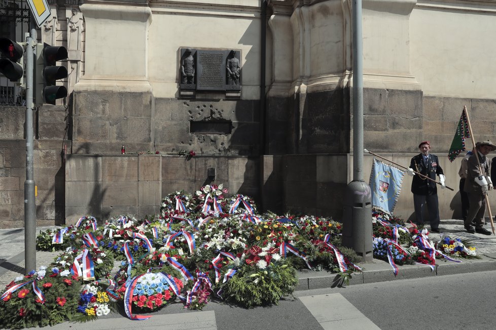 Před chrámem sv. Cyrila a Metoděje v Resslově ulici se pokládali věnce za padlé hrdiny.