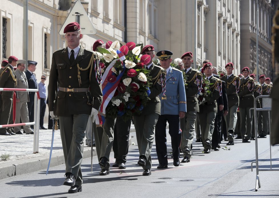 Kladení věnců ke chrámu, ve kterém nalezli smrt stateční vojáci, kteří uskutečnili atentát na zastupujícího říšského protektora Reinharda Heydricha. (2018)